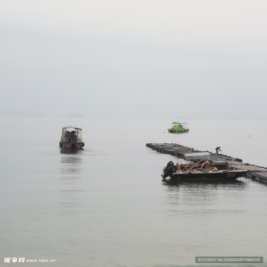 海上船只与简易码头景象
