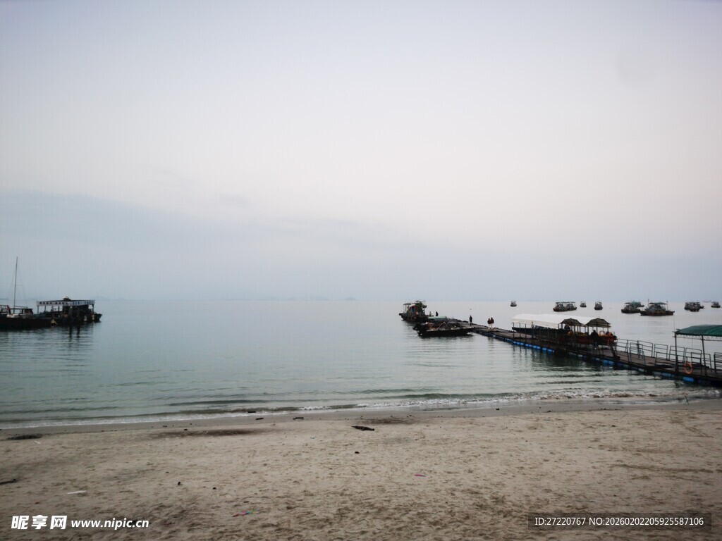 宁静海边的栈桥风景