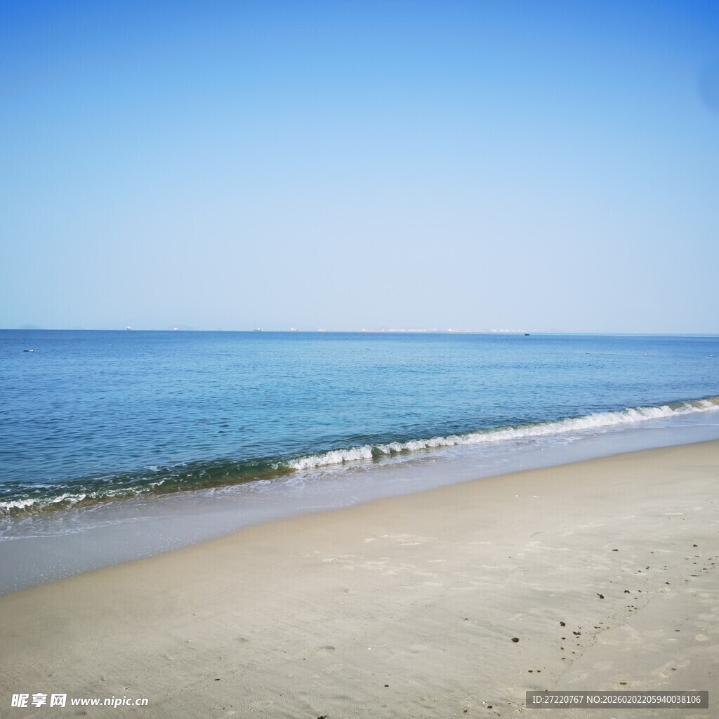 宁静海滩 蔚蓝大海相伴