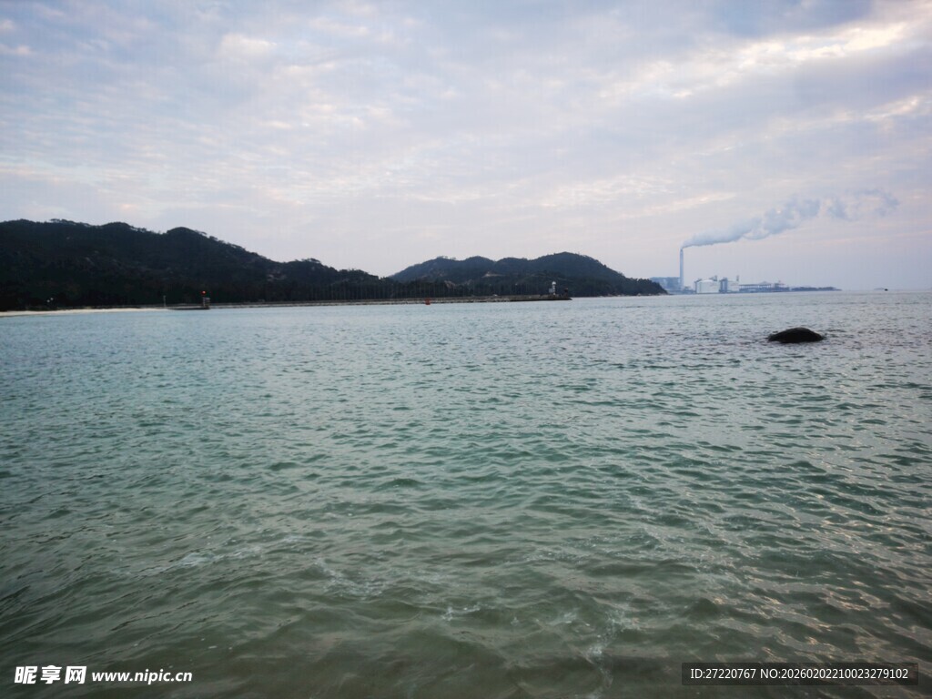 宁静海景 远处山峦隐约