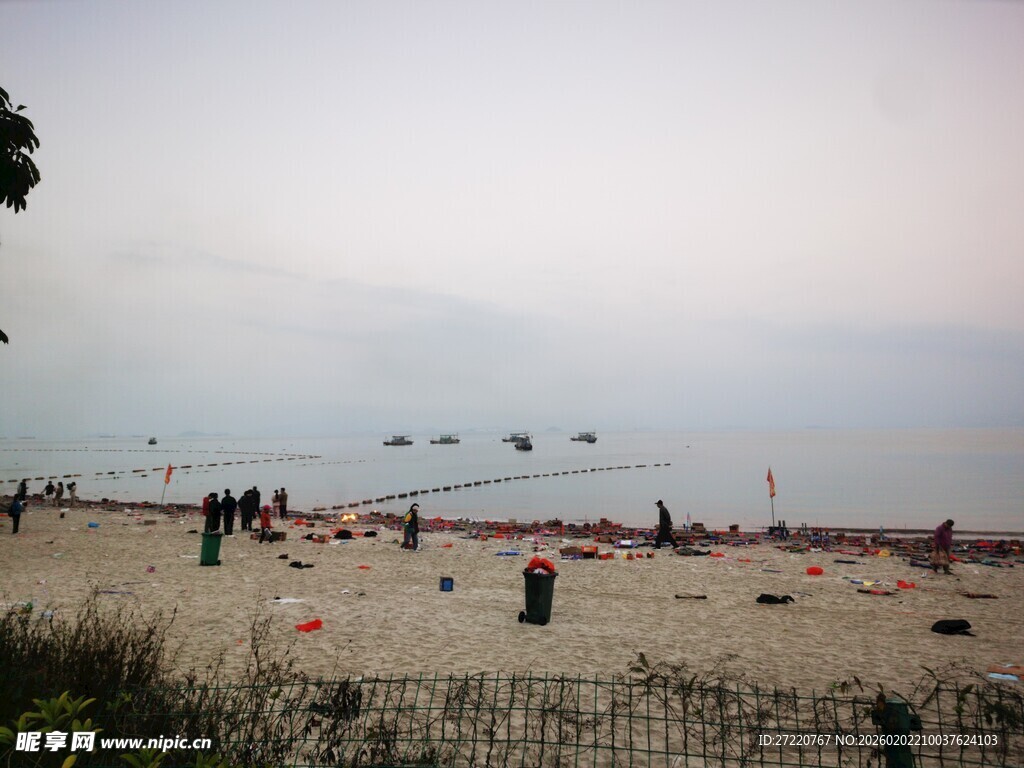 海滩上的休闲人群