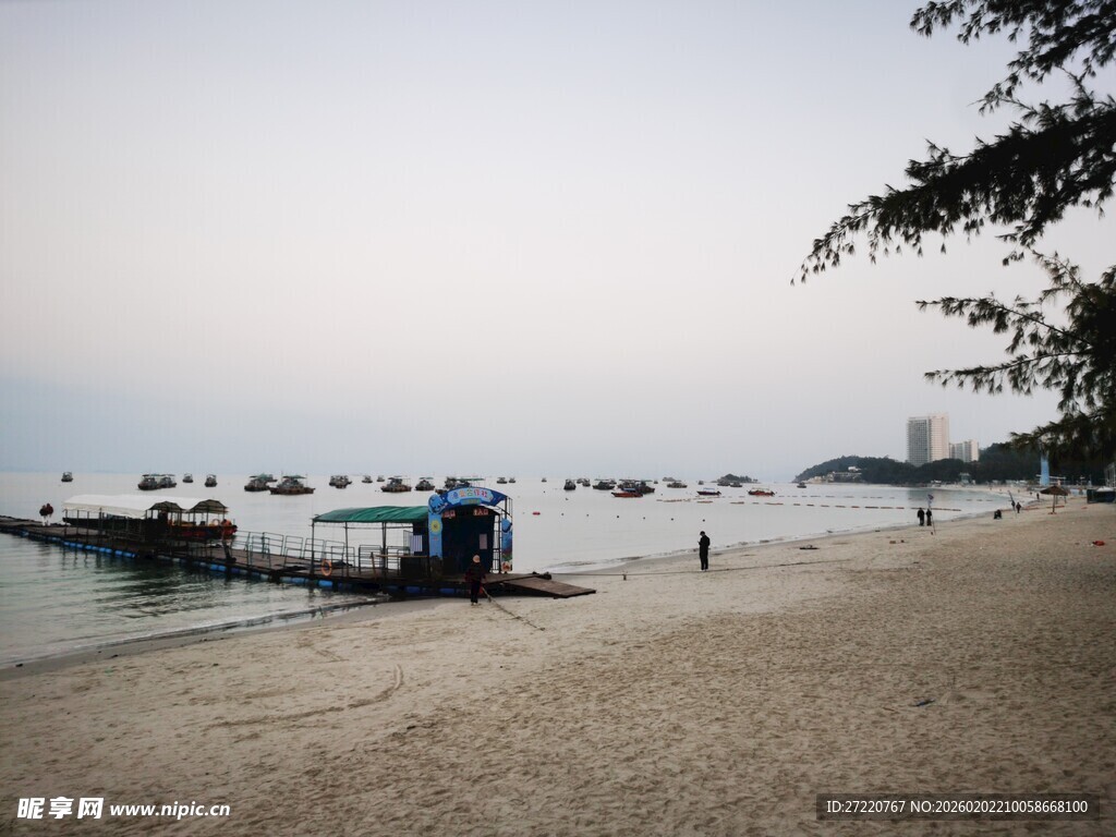 宁静海边沙滩码头景象