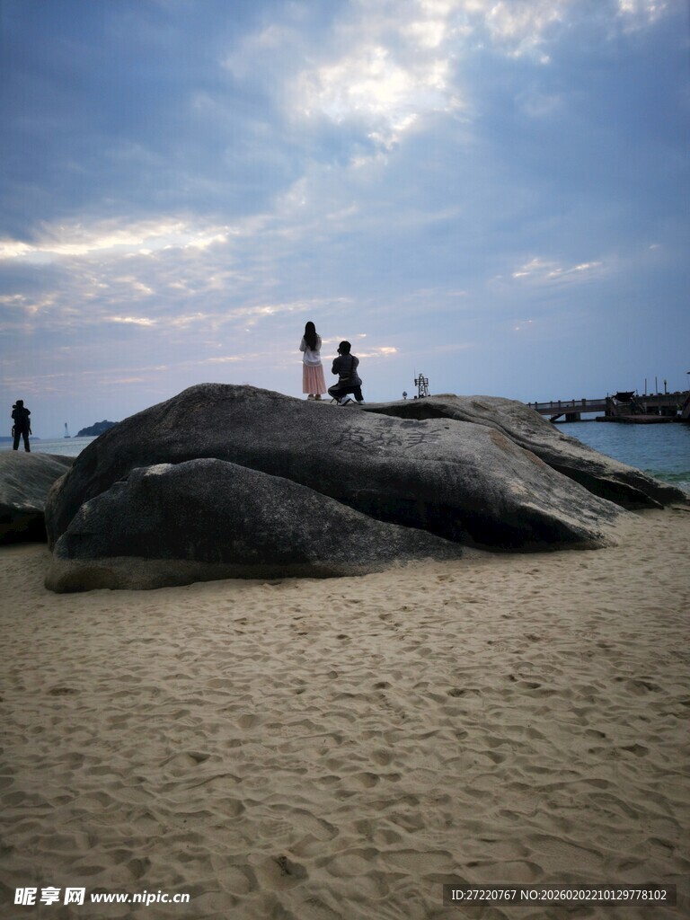 沙滩巨石上的休闲人群