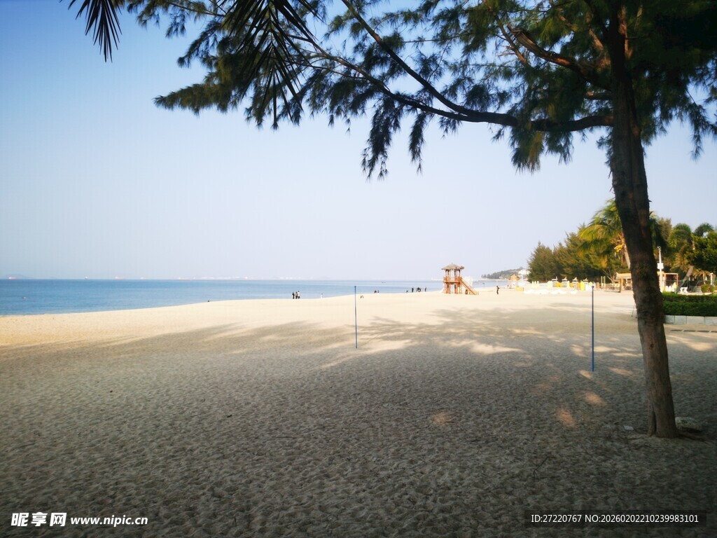 宁静沙滩与远处海景