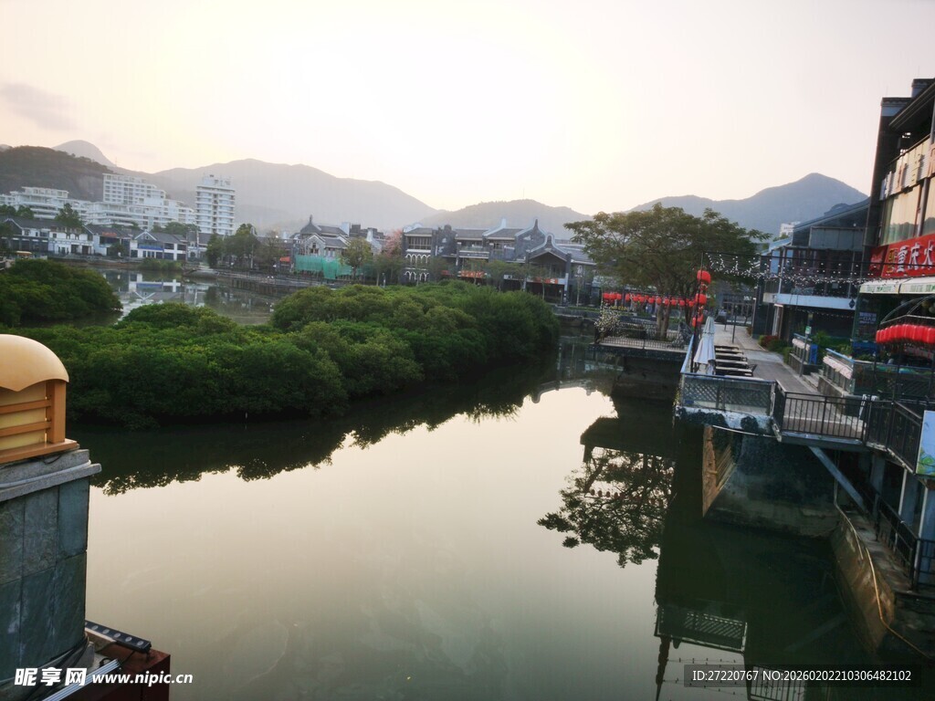 河畔小镇黄昏美景