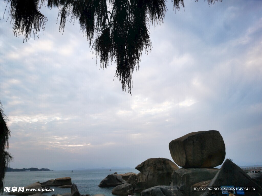 海边黄昏景色与岩石