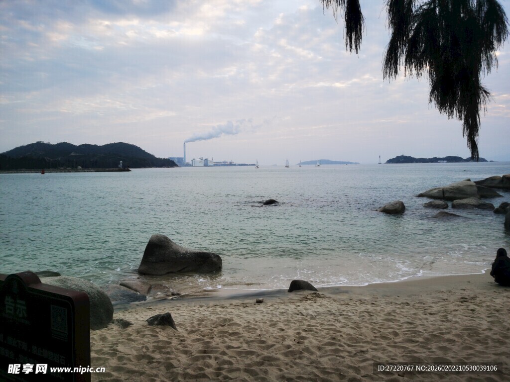 海边美景 静谧沙滩与远岛