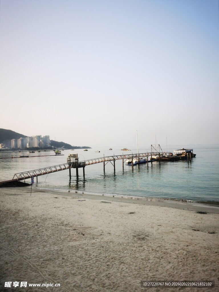 宁静海滨栈桥沙滩美景