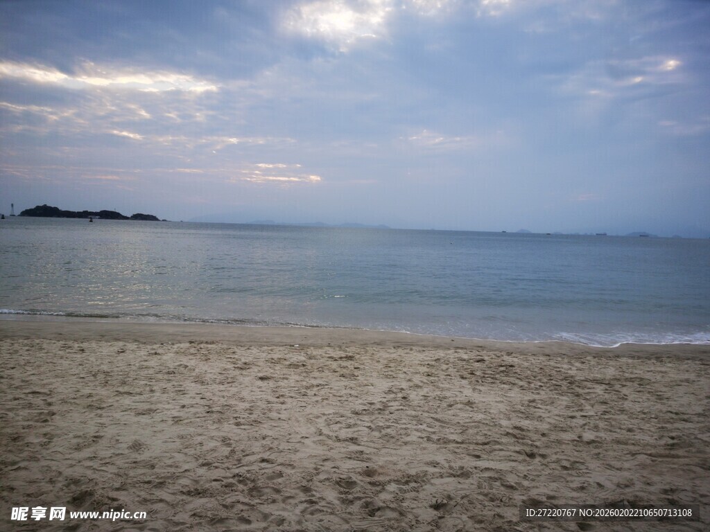宁静海边沙滩景色
