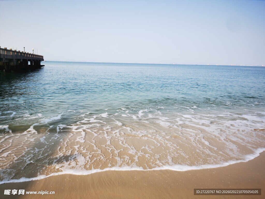 海边沙滩与海浪景致