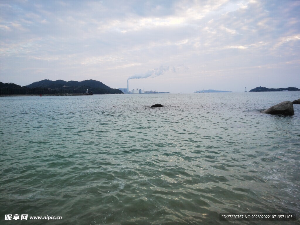 宁静海景 远处海岛若隐若现