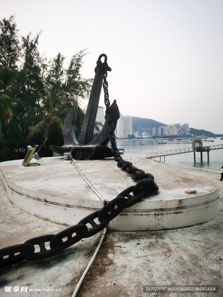 海边巨大船锚与链条景观