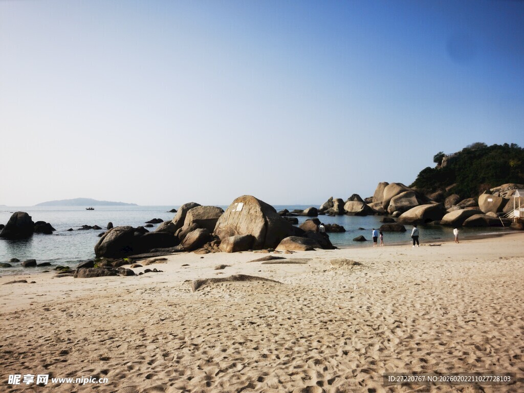 美丽海滨沙滩与礁石景观