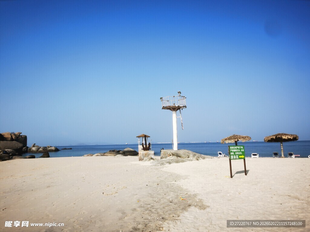 沙滩上的瞭望塔与遮阳伞