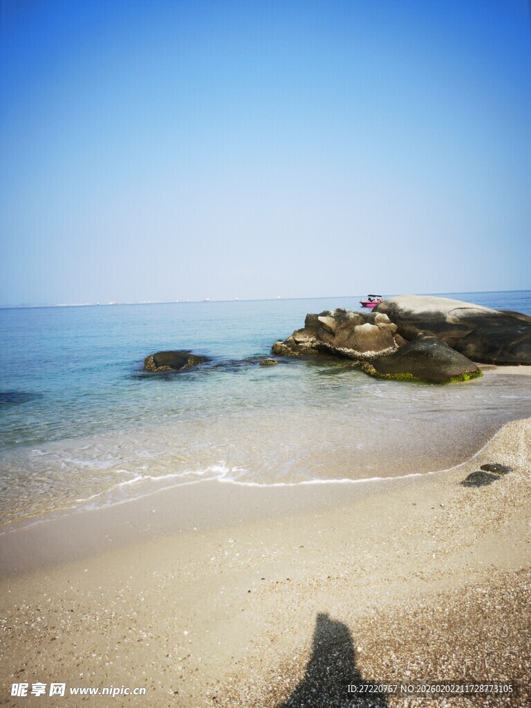 美丽海滩与湛蓝海水景观