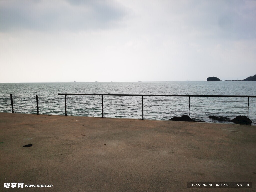 海边护栏旁的开阔景致