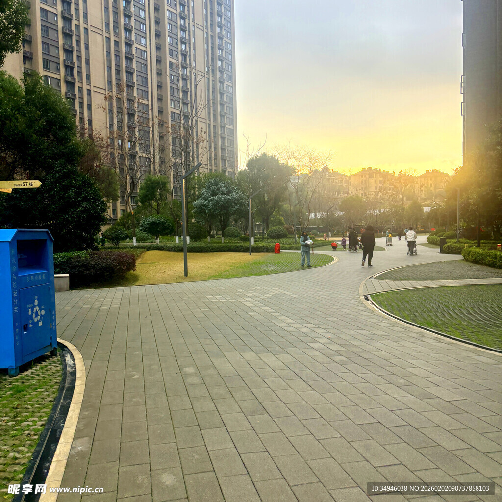 城市公园黄昏时的步道
