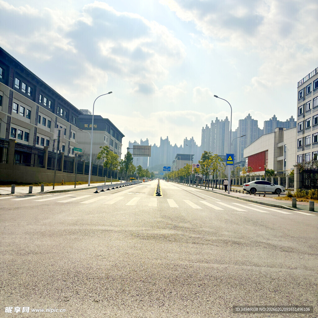 空旷城市街道景象