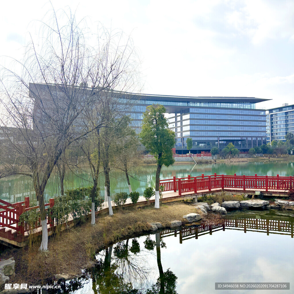 湖畔红桥旁的现代建筑景观
