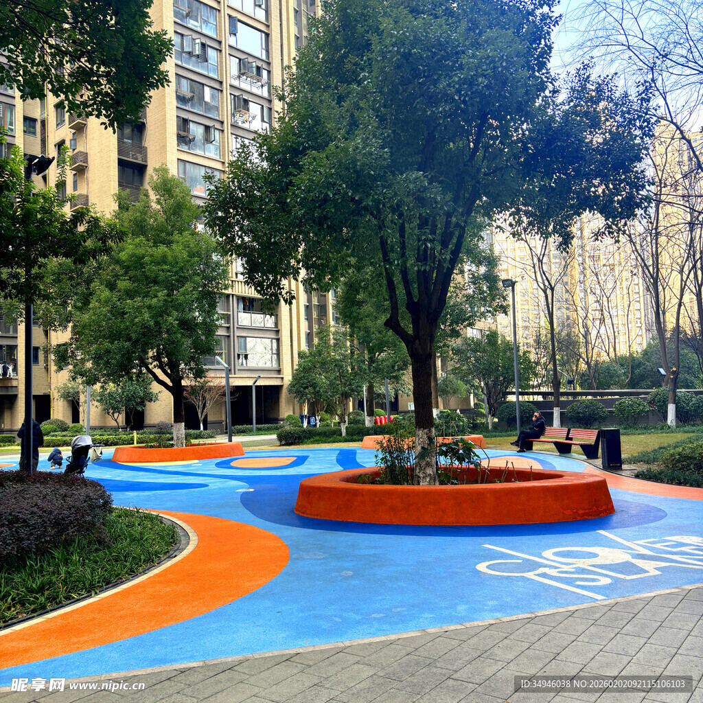 小区内色彩缤纷的休闲广场