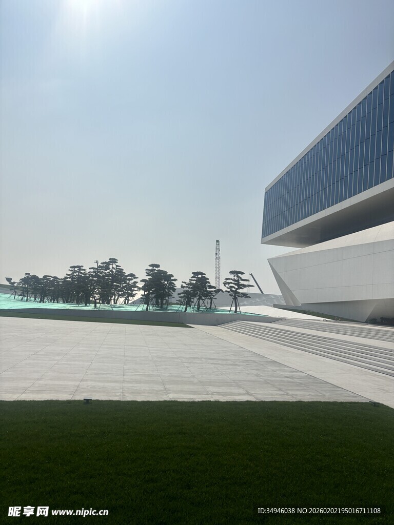 现代建筑外观与开阔环境