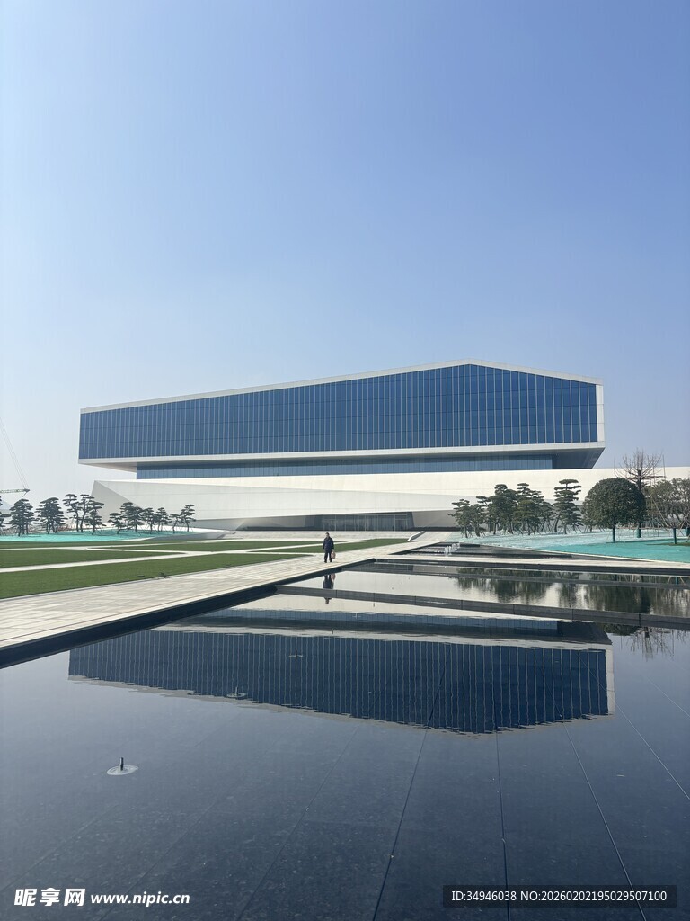 现代镜面建筑与水景景观