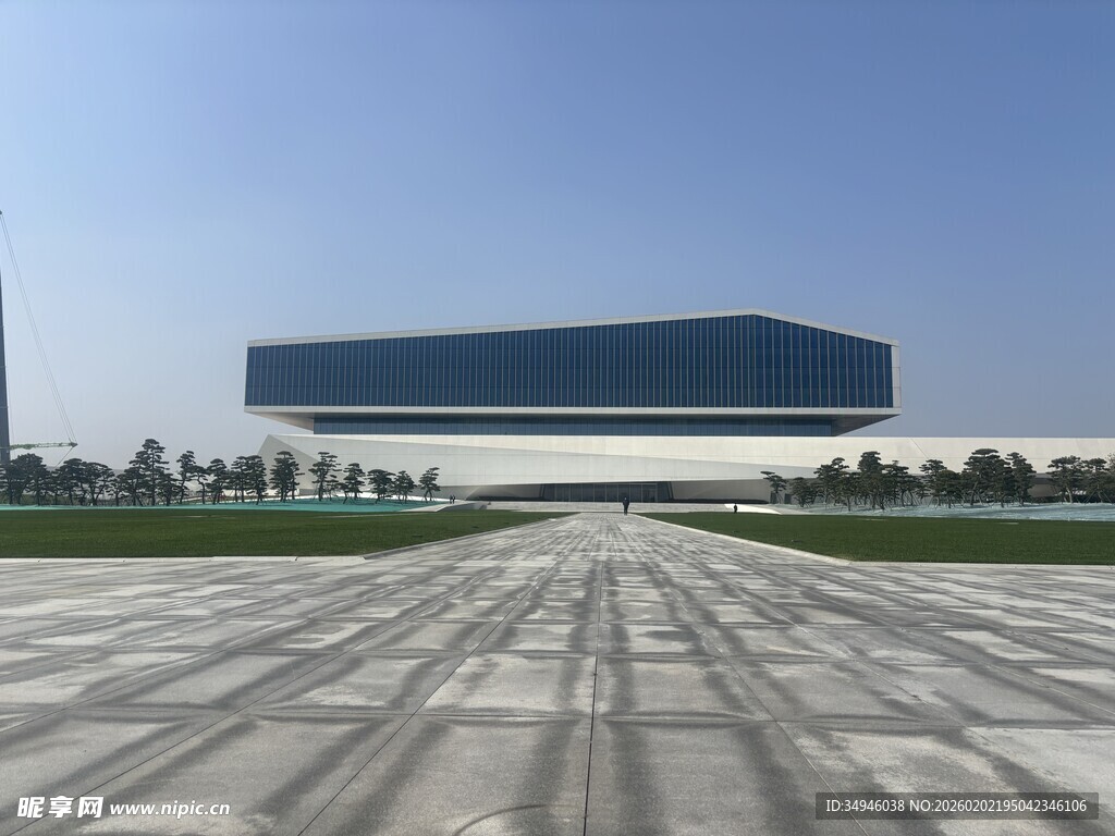 现代建筑前的开阔广场