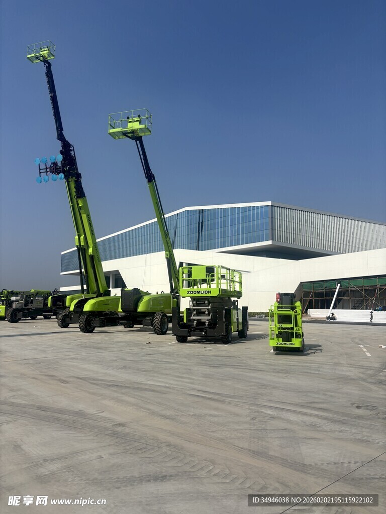 户外多台机械设备场景