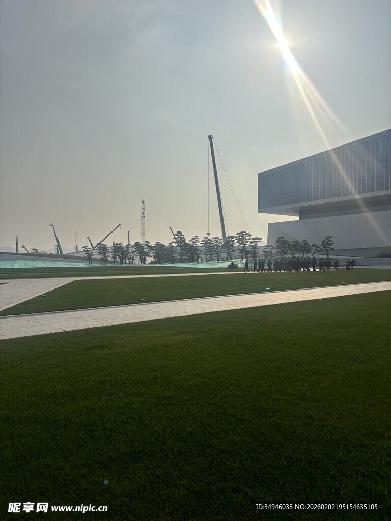 户外开阔场地与现代建筑