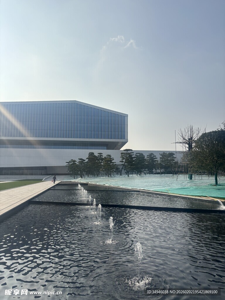 现代建筑前的水景景观