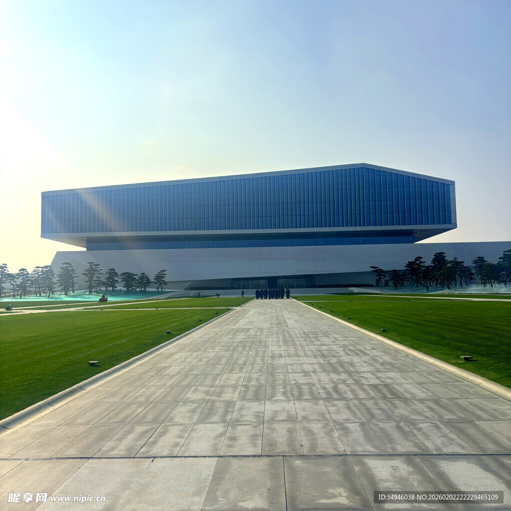 现代建筑前的开阔通道