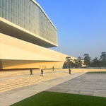 现代建筑前的开阔广场