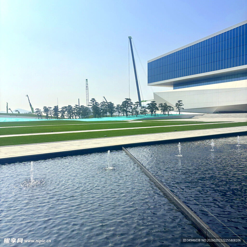 现代建筑旁的水景景观