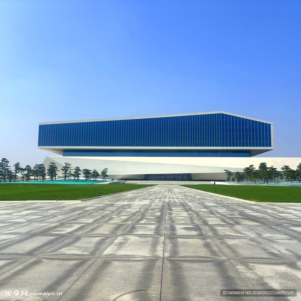 现代大型厂房前的开阔场地