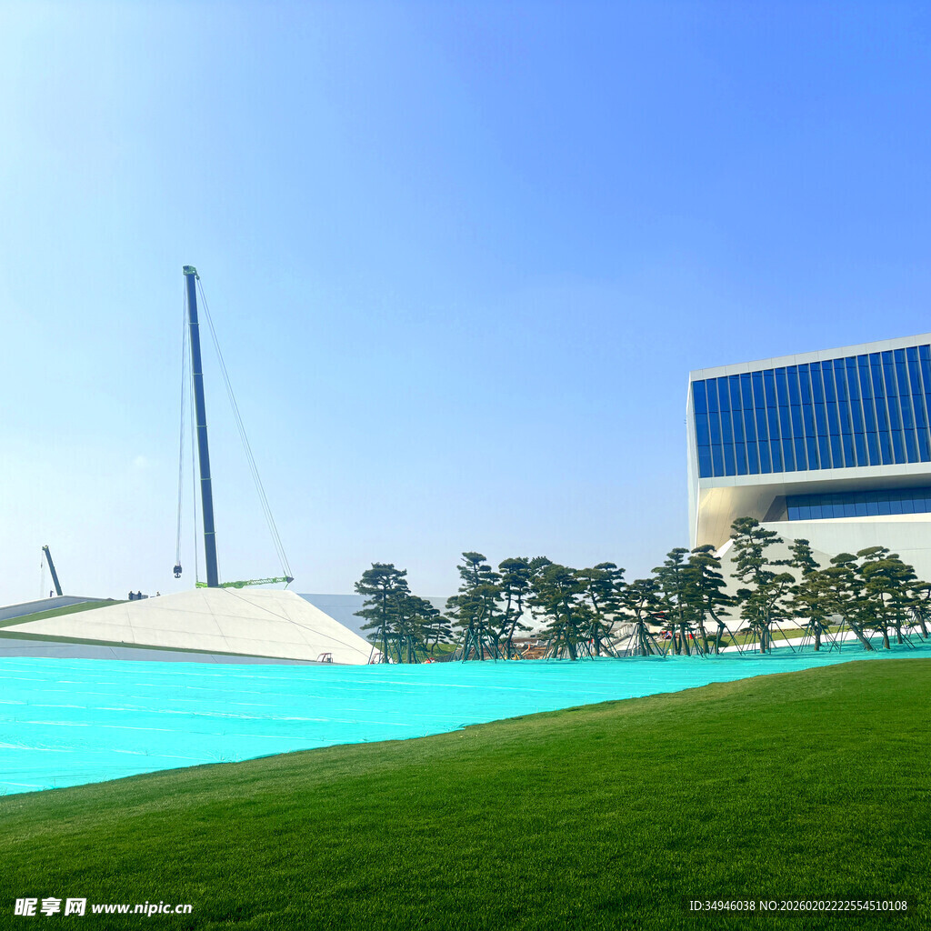 户外绿地旁的现代建筑景观