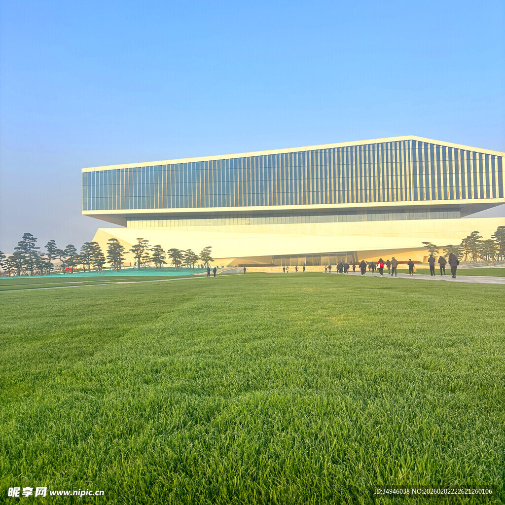 广阔绿地旁的现代建筑