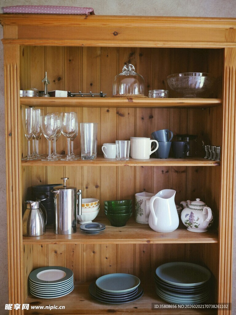 木质橱柜中的餐具陈列