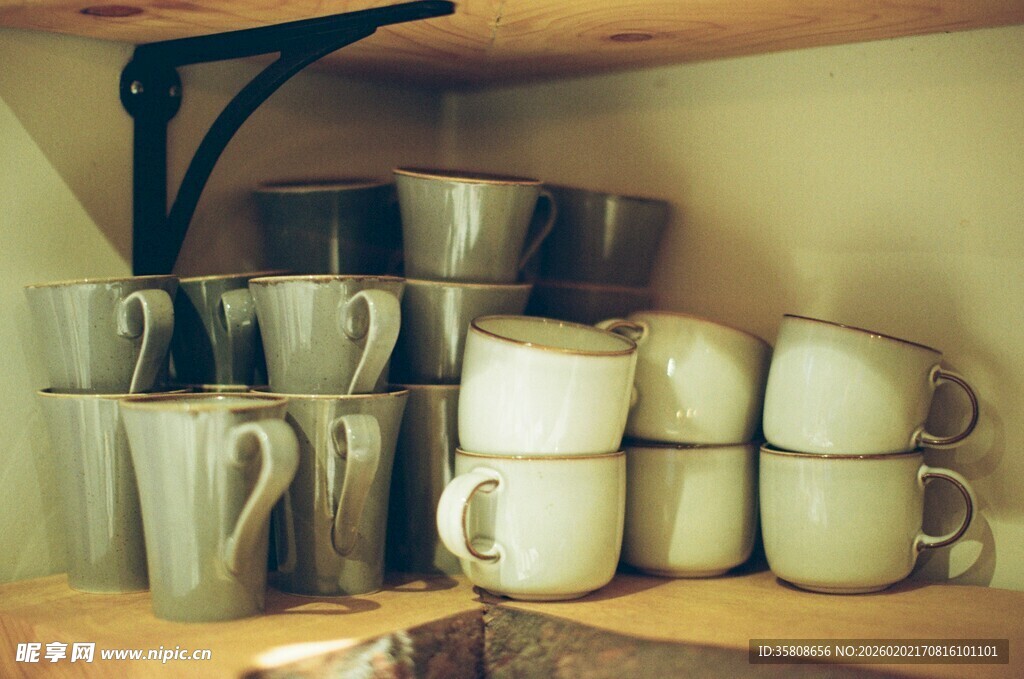 架子上的各式杯子