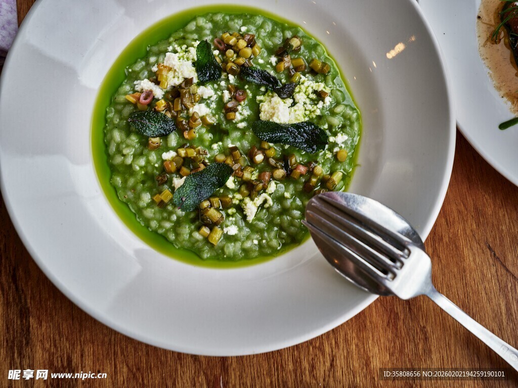 绿色蔬菜沙拉配坚果