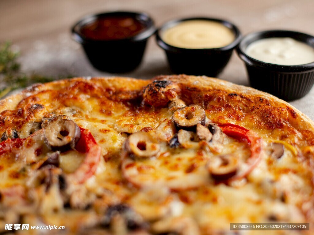 美味多彩披萨搭配多样酱料