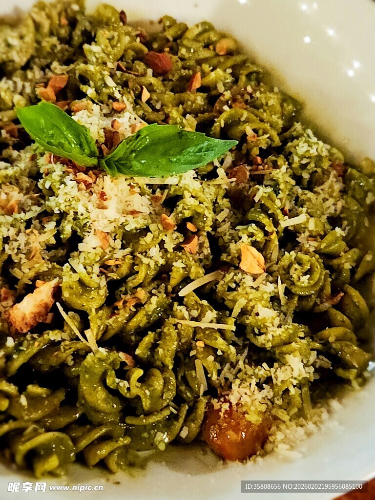 香蒜罗勒意面配帕尔马干酪