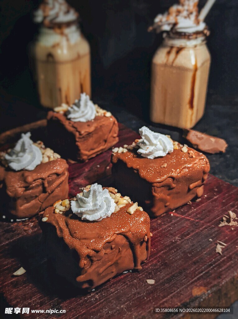 美味巧克力蛋糕配奶油