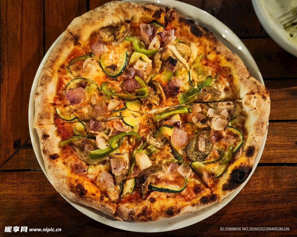 美味多彩蔬菜肉类披萨