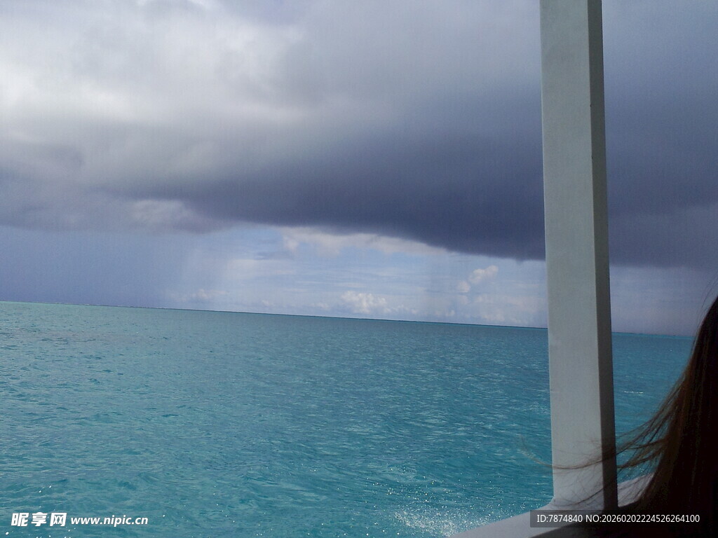 海上乌云下的碧蓝海水
