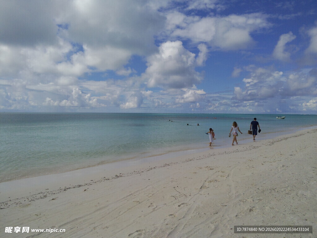 漫步美丽海滩的欢乐身影