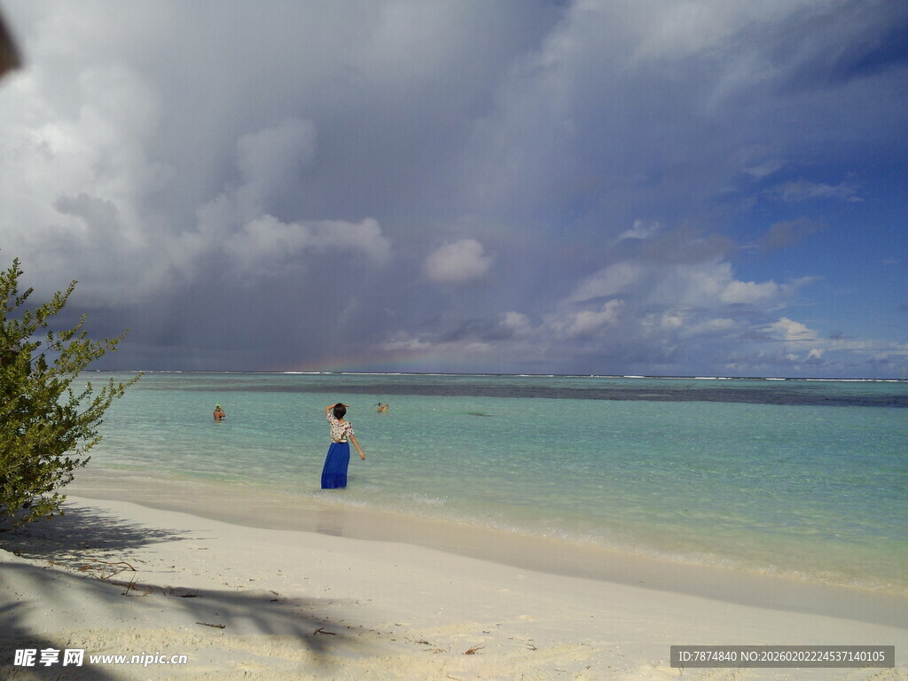 海边漫步的美丽风景