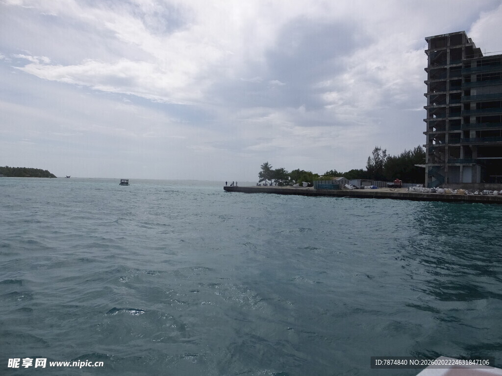 海滨高楼与广阔水域景观