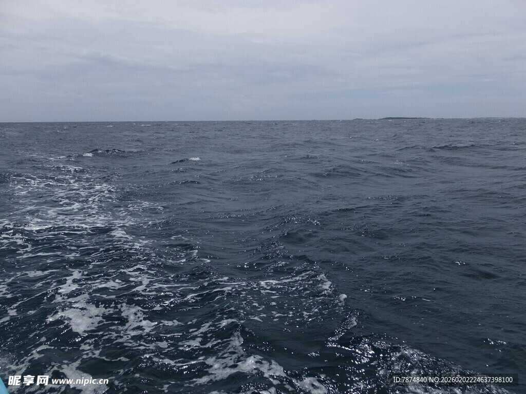 海上航行留下的白色航迹