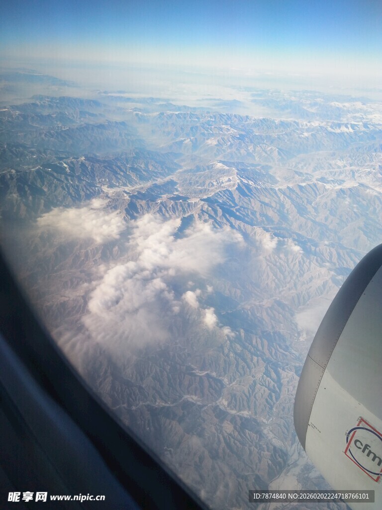 机窗外的云海与山川景色