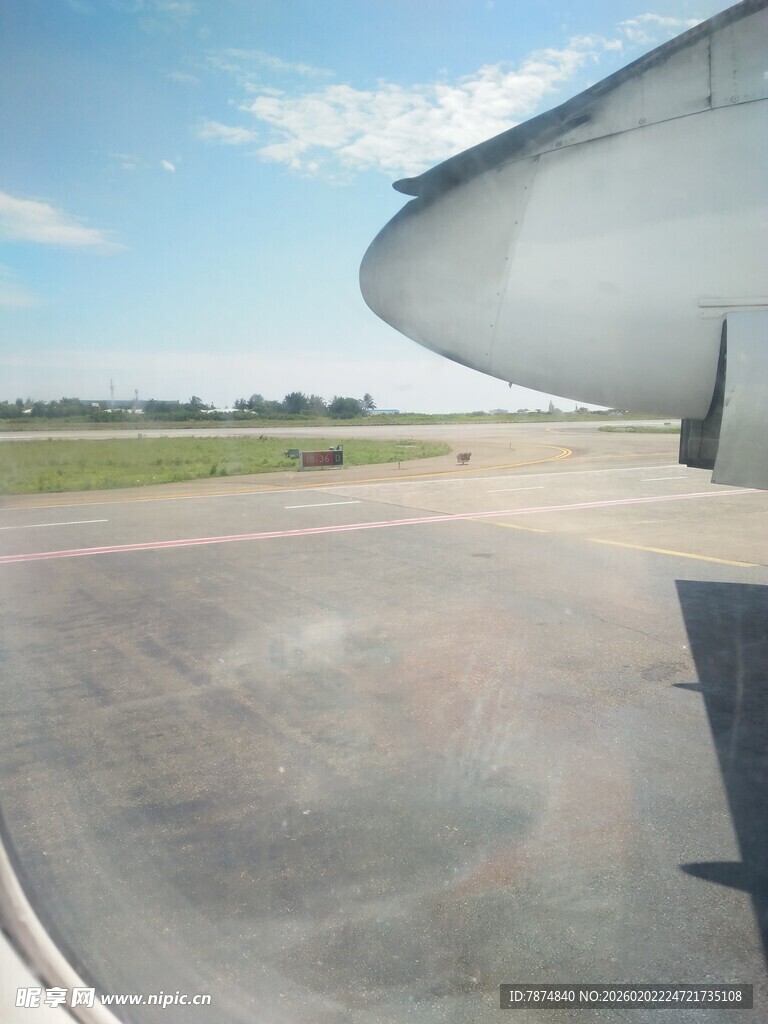 飞机机翼下的机场景象